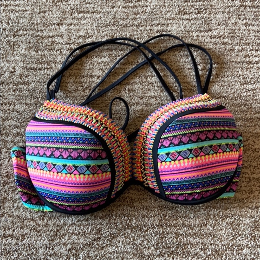 Very pretty bikini top.